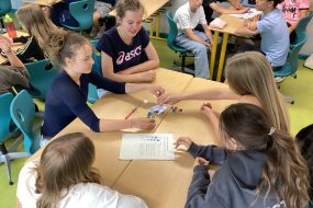 Spielerisch die Welt retten: Jahrgang 8 erprobt nachhaltiges Wirtschaften beim Projekt „Fishbanks“