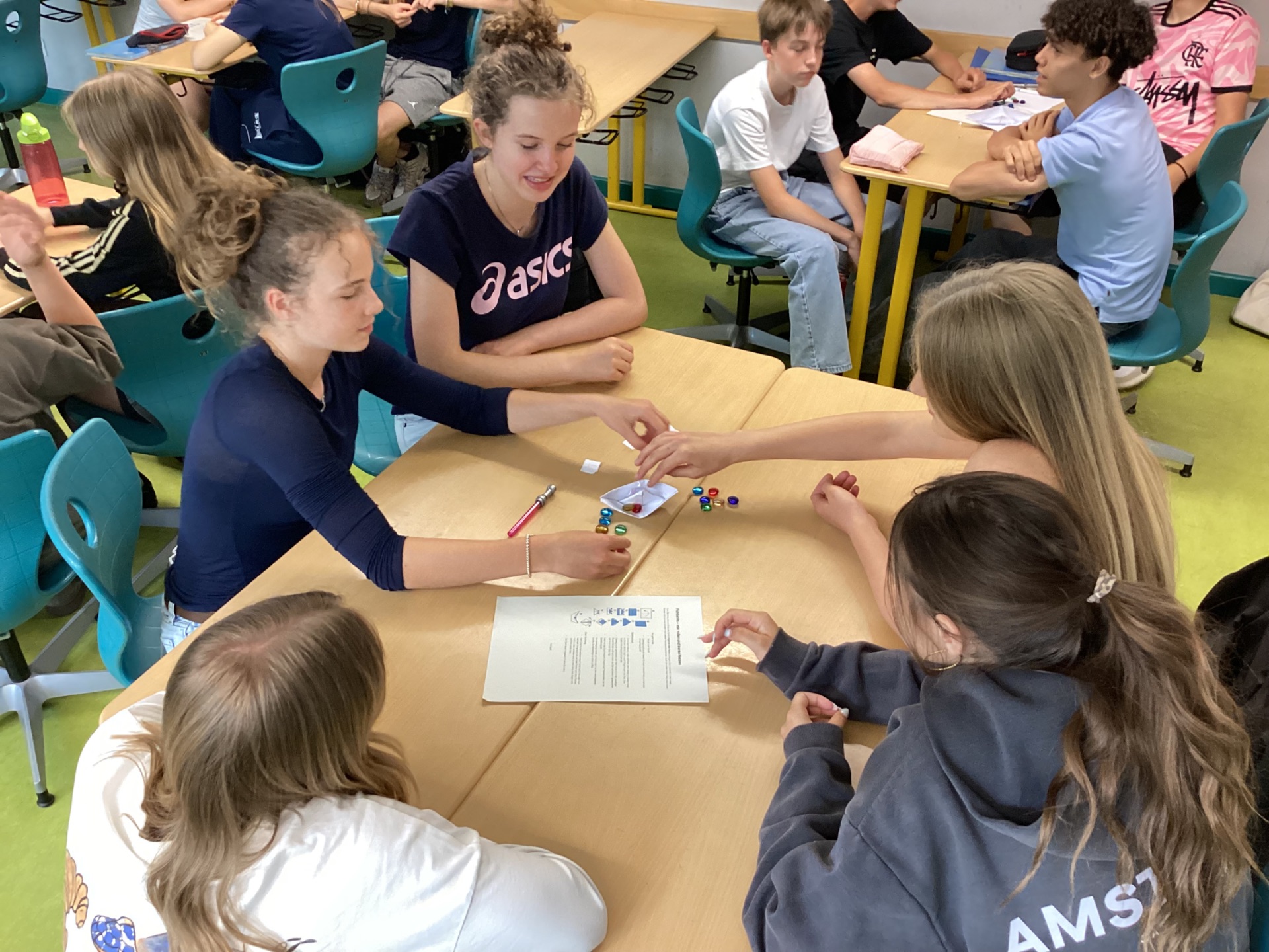 Spielerisch die Welt retten: Jahrgang 8 erprobt nachhaltiges Wirtschaften beim Projekt „Fishbanks“
